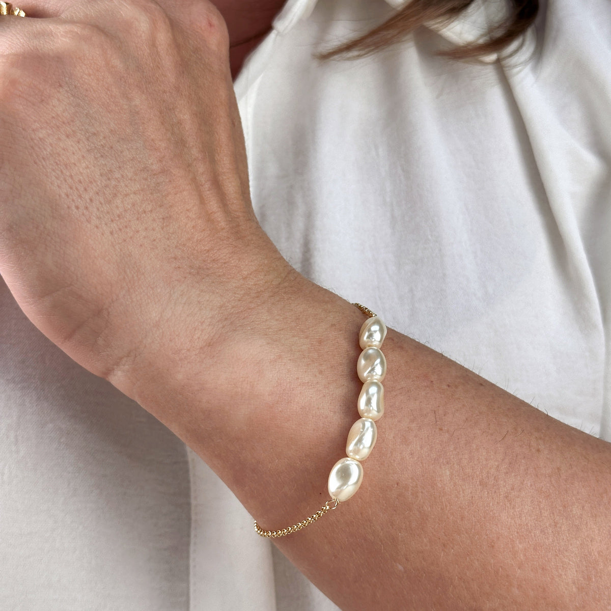 Row of Freshwater Baroque Pearls Bracelet in 18K gold-filled, view 3