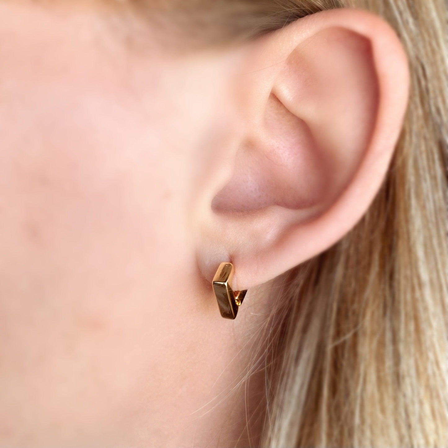 skillus 18k Gold Filled Diamond Shaped Clicker Earrings