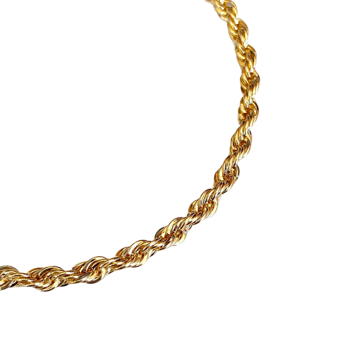Close-up of the 3mm rope chain bracelet texture in 18K gold-filled