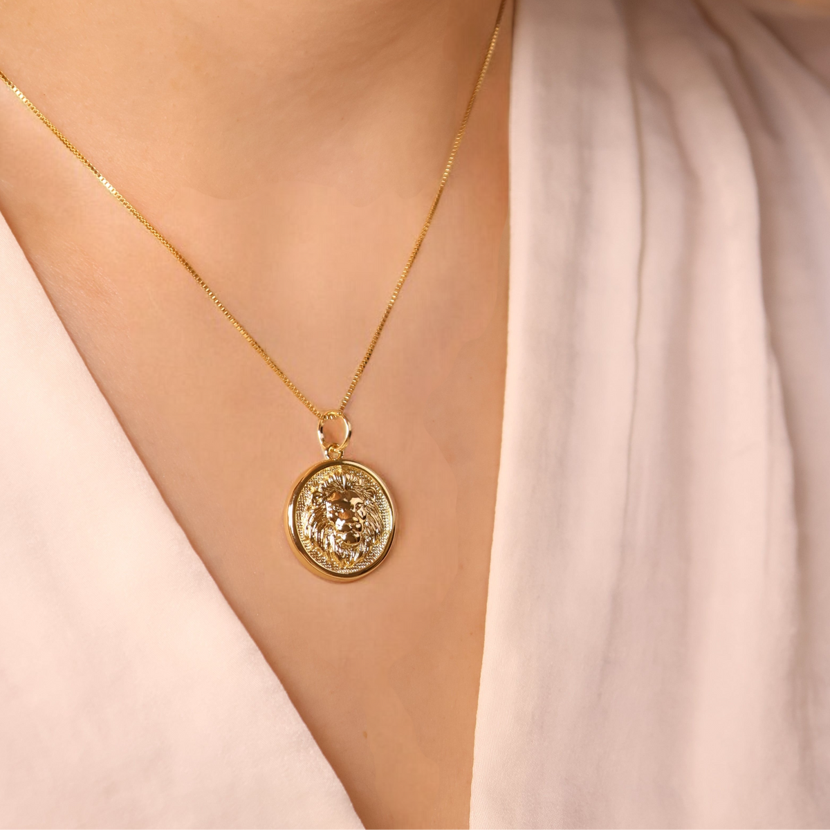Lion Medallion 20mm Pendant in 18K gold-filled, view 3