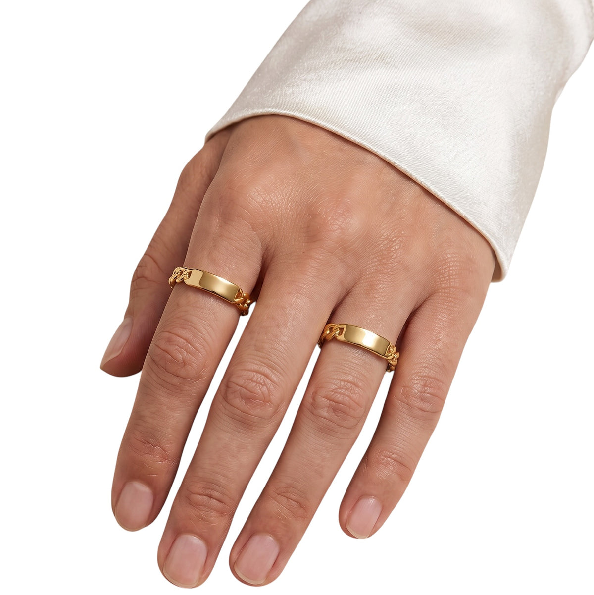 Skillus Curb Chain Plate Ring on Hand