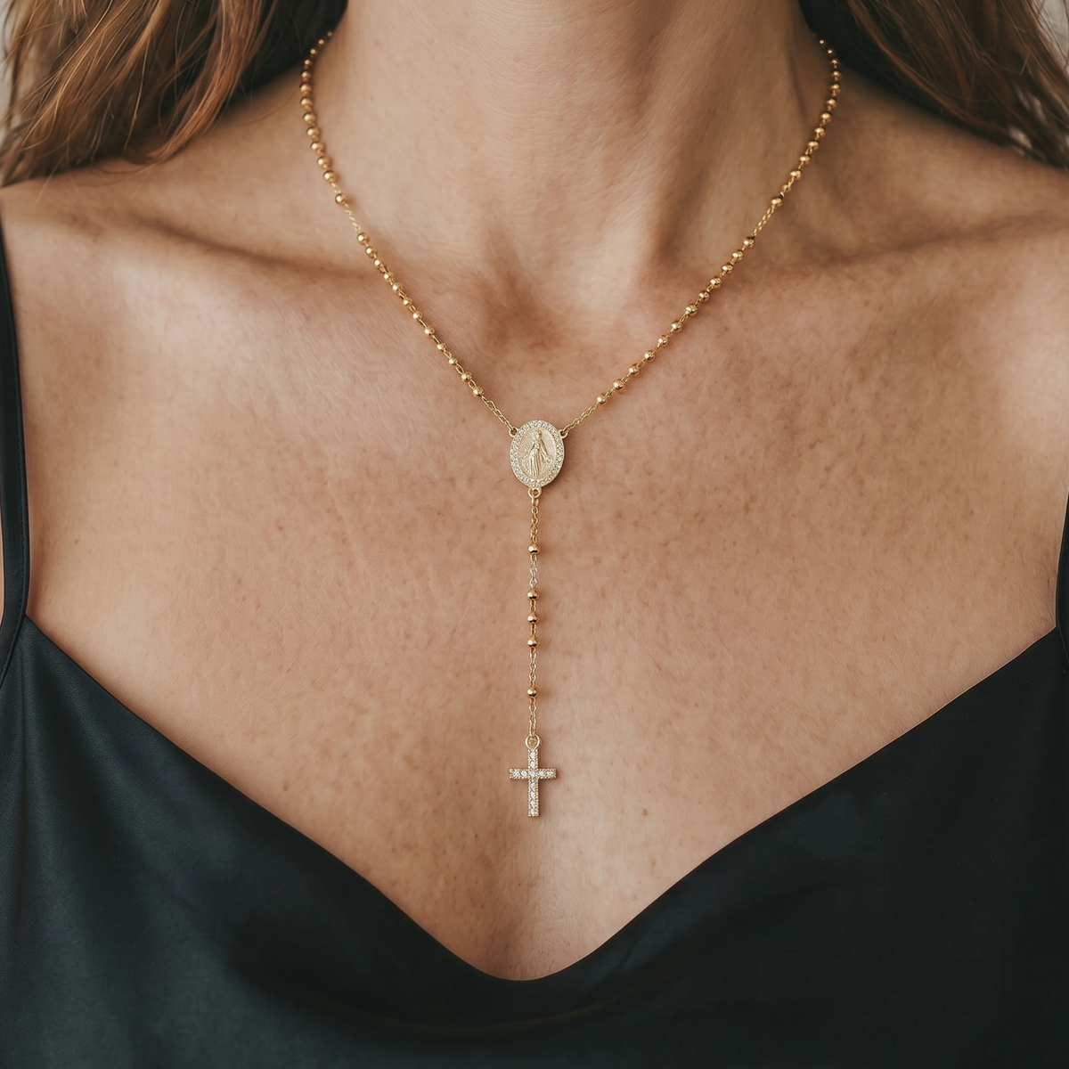 Woman wearing a gold necklace with a pendante