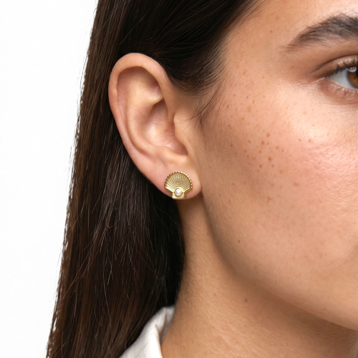 Skillus Scalloped Shell Pearl Stud on Brunette