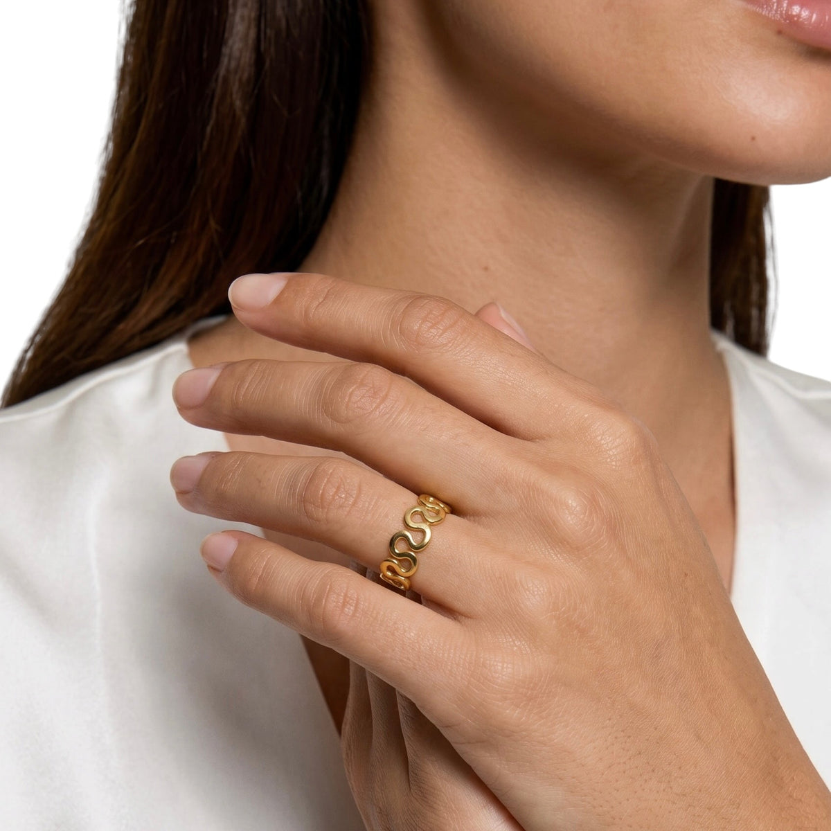 Skillus Sculpted Wave Ring on Model