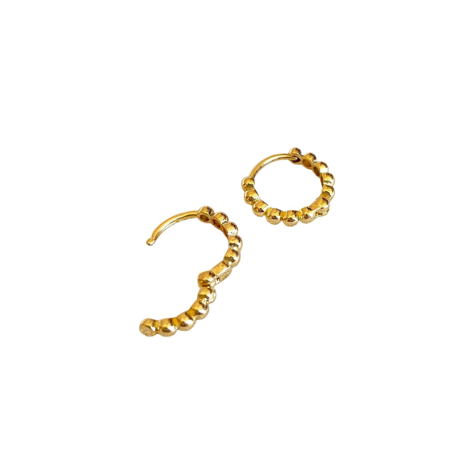 Skillus 18k Gold Filled Huggie Hoop Earrings open