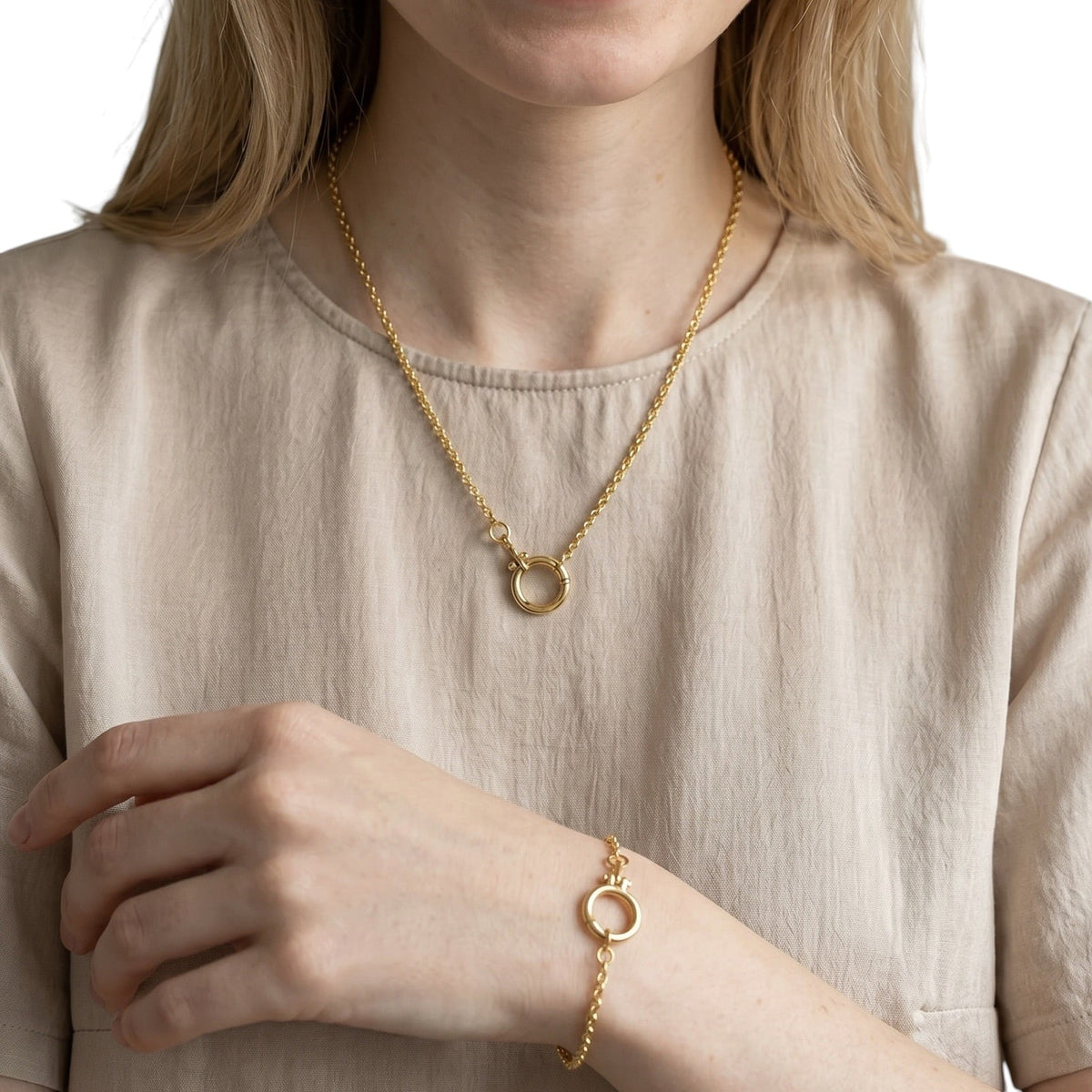 Skillus Rolo Chain Round Clasp Necklace on Blonde