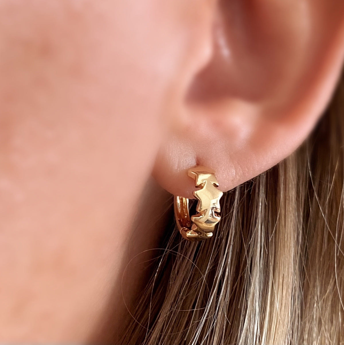 Skillus Star Huggie Hoop Earrings on Model