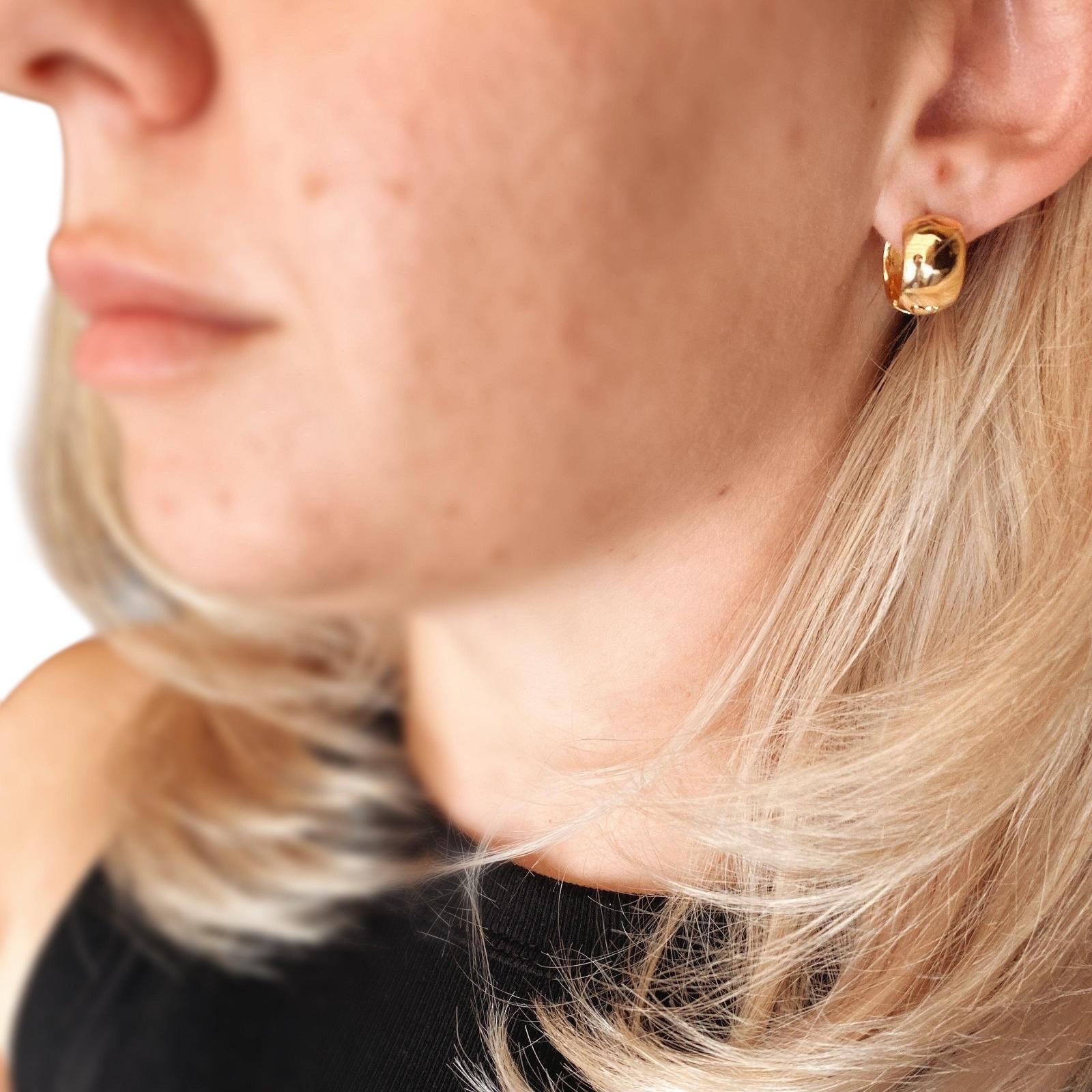 Skillus Wide Huggie 10mm 18K Gold Filled Hoop Earrings on model