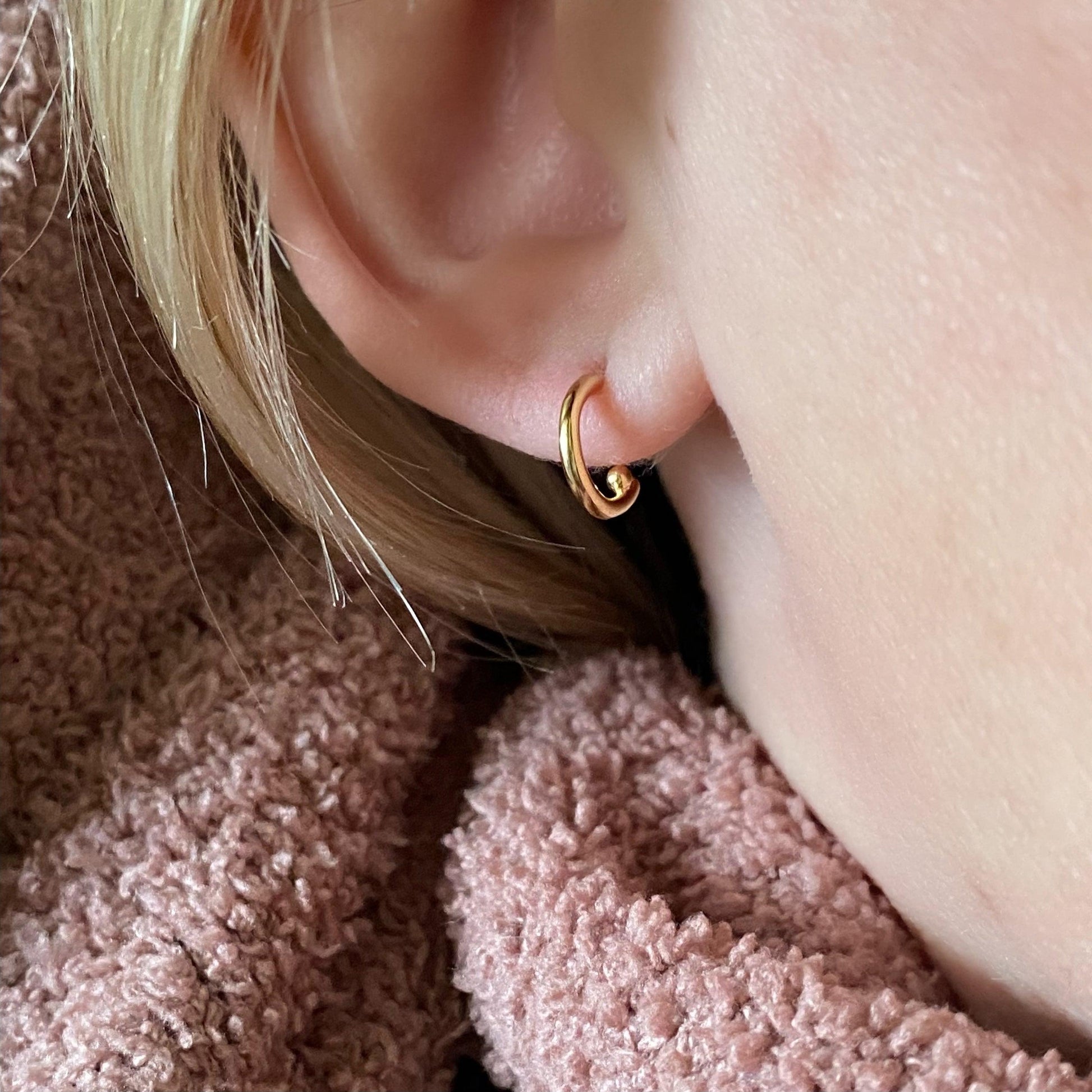 GoldFi Tiny C Hoop With Stopper Ball