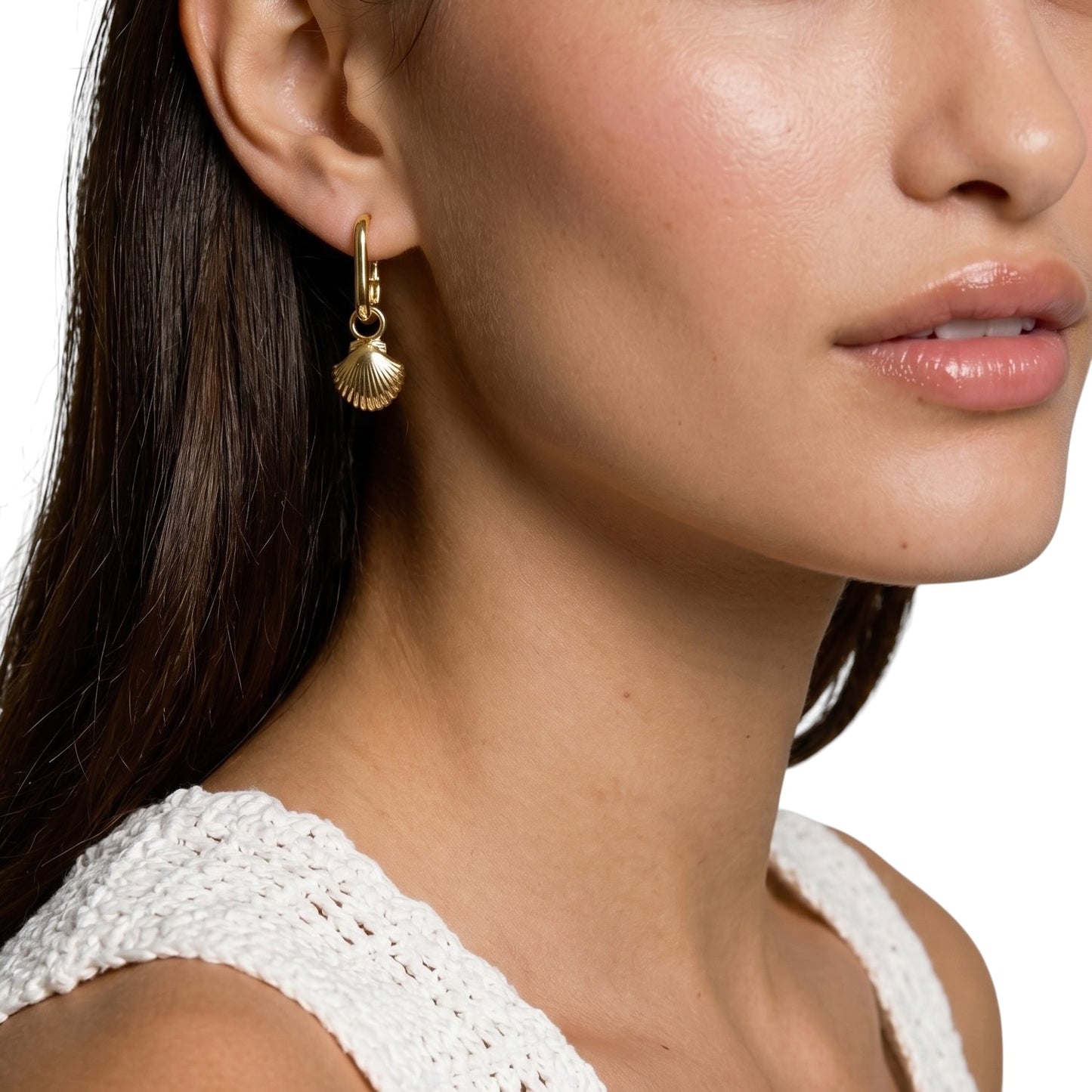 skillus 18K Gold Filled shell charm on model