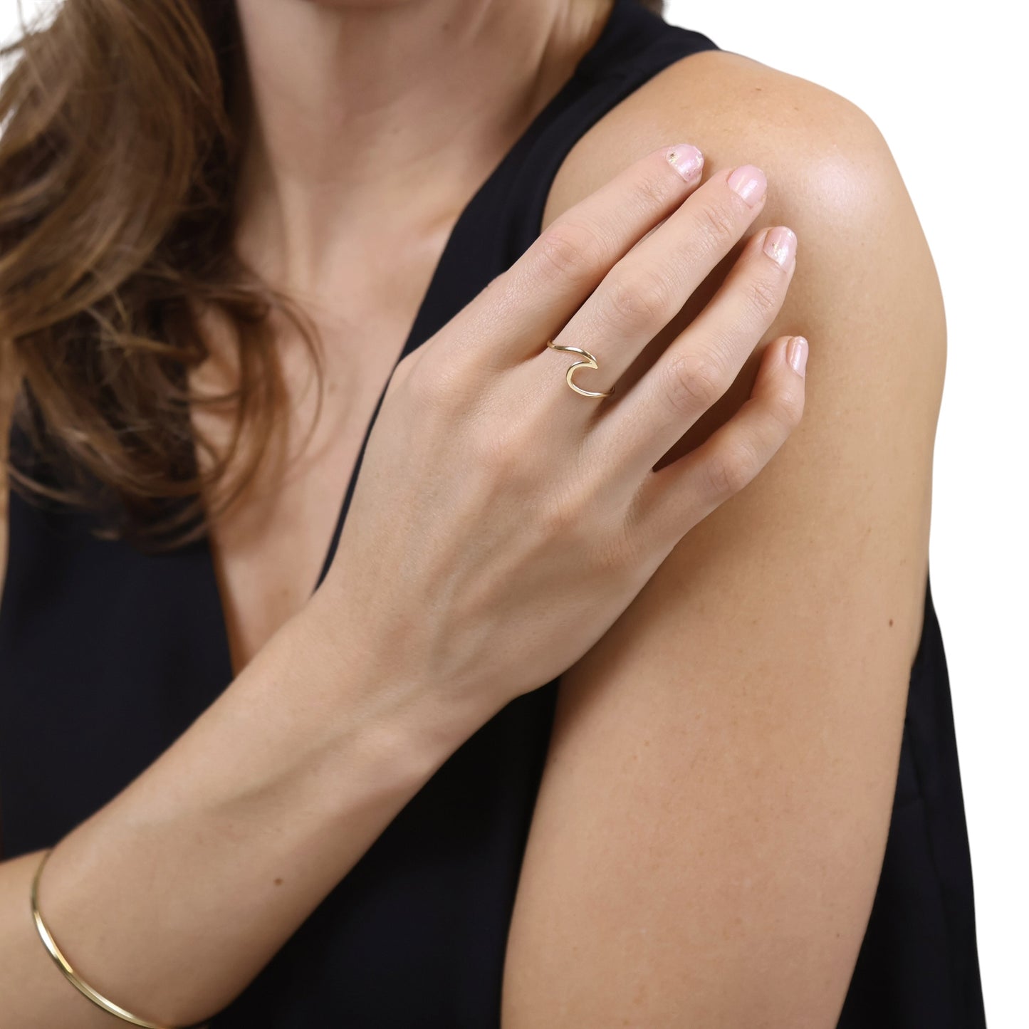skillus Wave Ring in 18K Gold Filled on hand