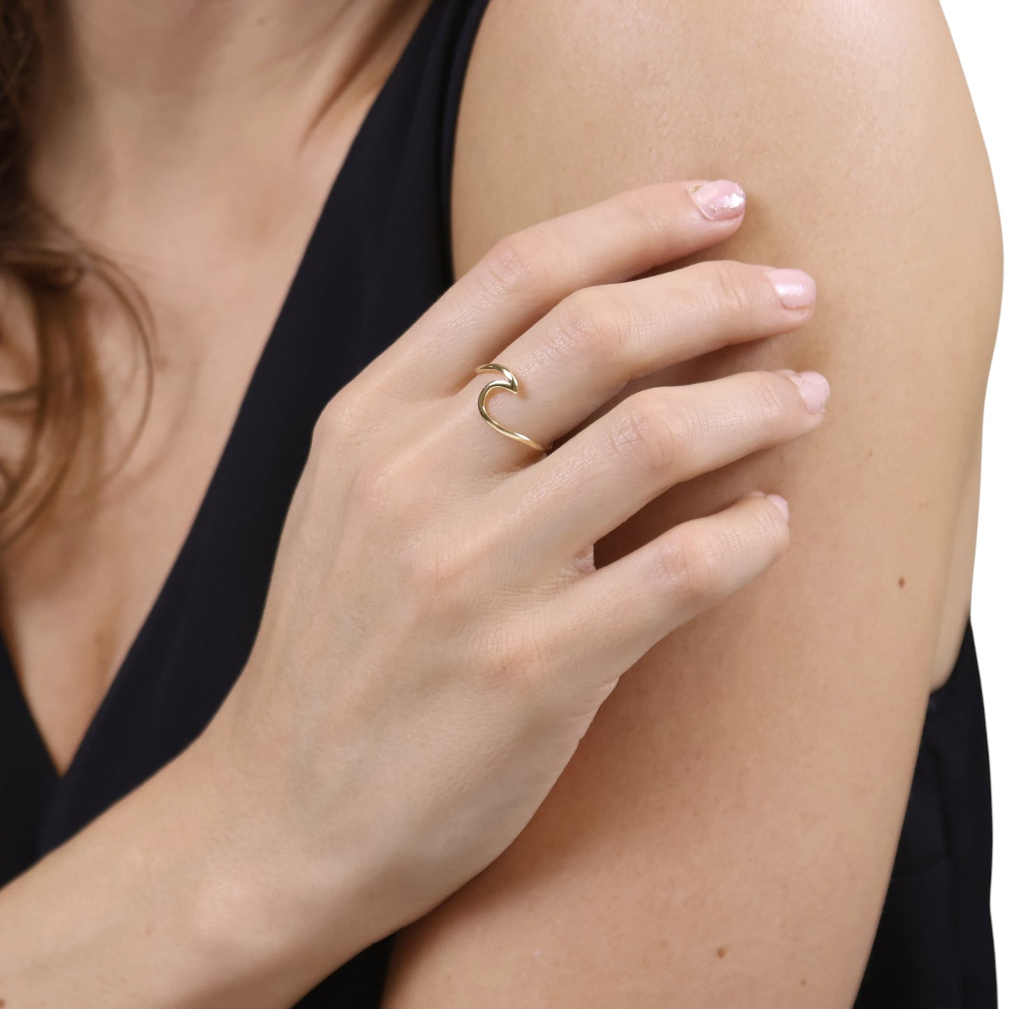 skillus Wave Ring in 18K Gold Filled on model