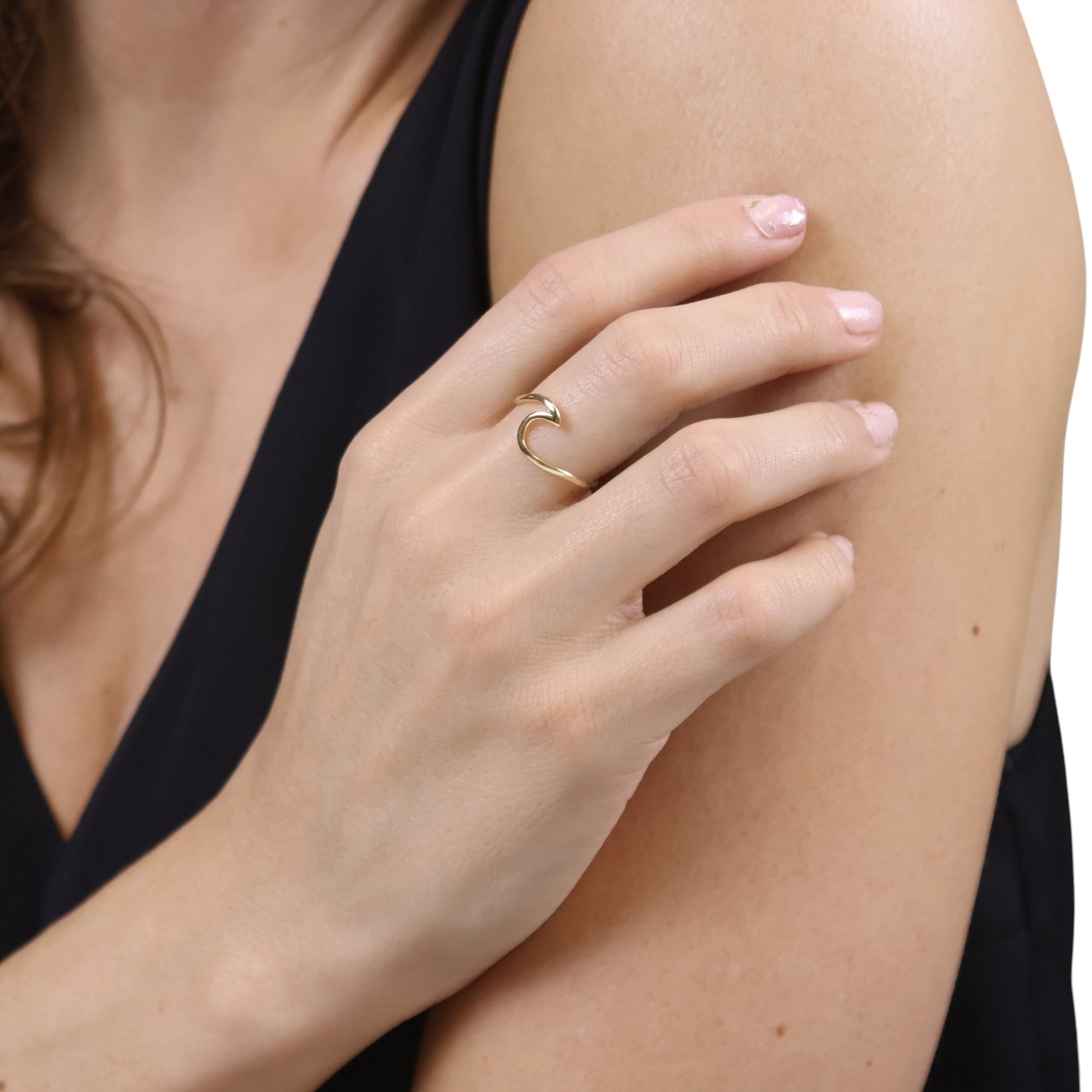 skillus Wave Ring in 18K Gold Filled on model