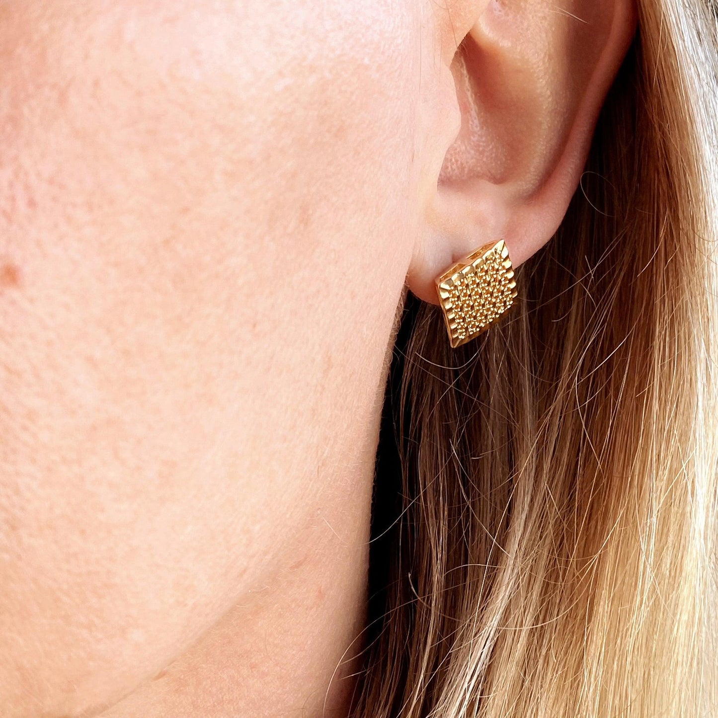 skillus gold filled square stud earring on model