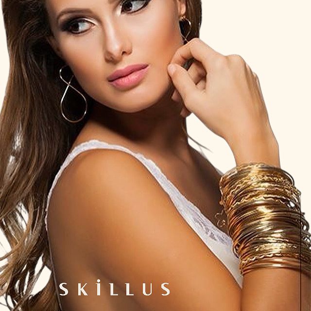 Woman wearing stacked 18K gold filled bracelets — Skillus everyday gold jewelry